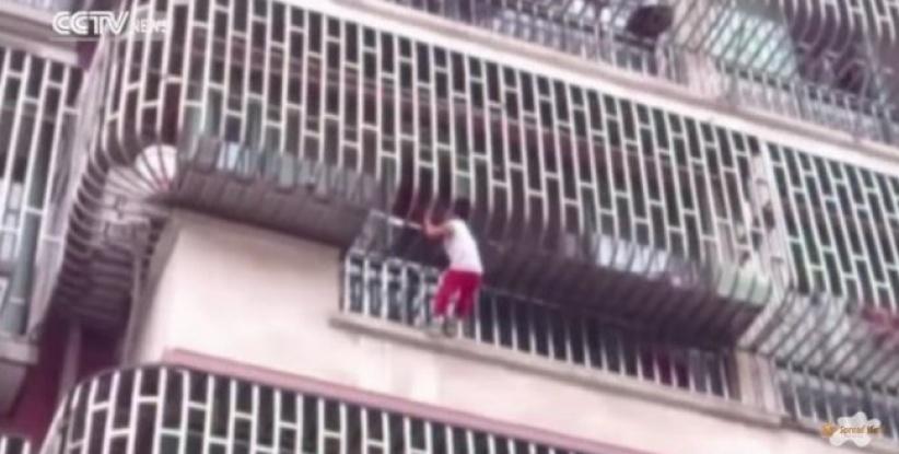 بالفيديو.. قضبان الشرفة انقذت طفلا من الموت