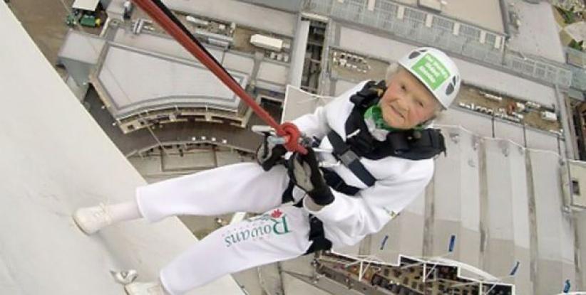 عجوز الـ101 عام تصبح أكبر ممارسة لرياضة الهبوط بالحبال