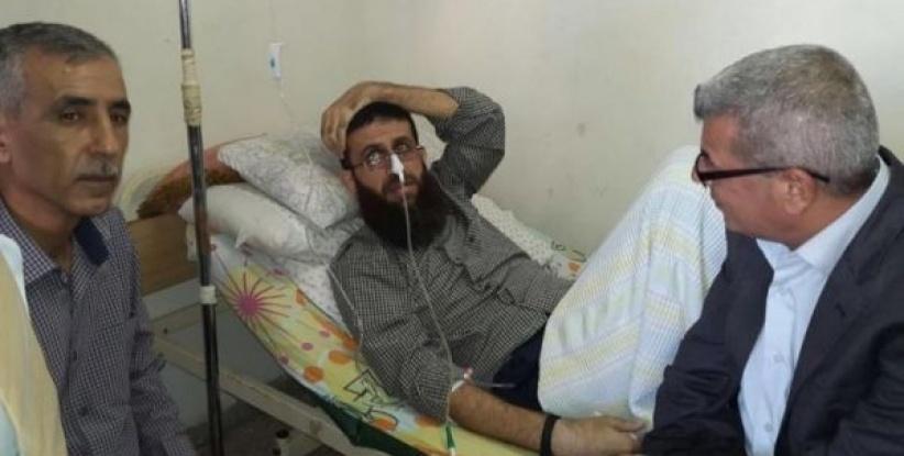 قراقع يزور عدنان وعائلة الأسير المضرب عدي ستيتي