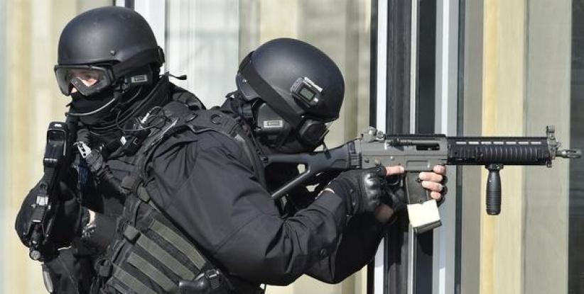 مسلحون يحتجزون موظفين بمتجر قرب باريس