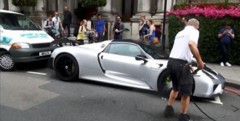 فيديو وصور: ثري سعودي يعطّل المرور في لندن لتنظيف سيارته البورش