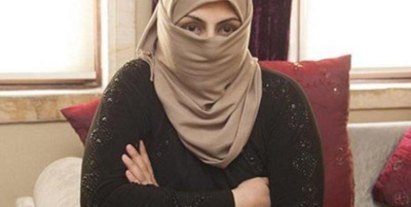 بالفيديو والصور.. زعيم تنظيم داعش يقطع رأس امرأة ويقدمها هدية لـ عروس