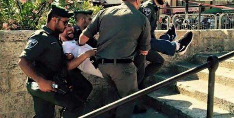 جنود الاحتلال يعتدون بالضرب على شاب مقدسي