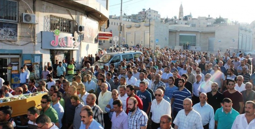 مئات المواطنين يشيعون جثمان المواطنة امل عودة من بيت ساحور