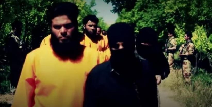 فيديو مروع ... اعدام 18 عنصرا من داعش على يد جيش الاسلام