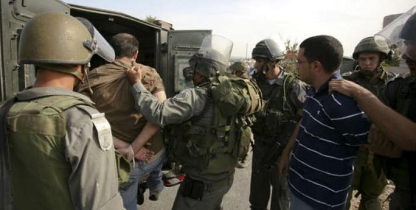 الاحتلال يعتقل مواطنين وطفلا من الخليل