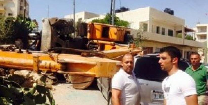 بالصور| انقلاب جرافة ببيت ساحور