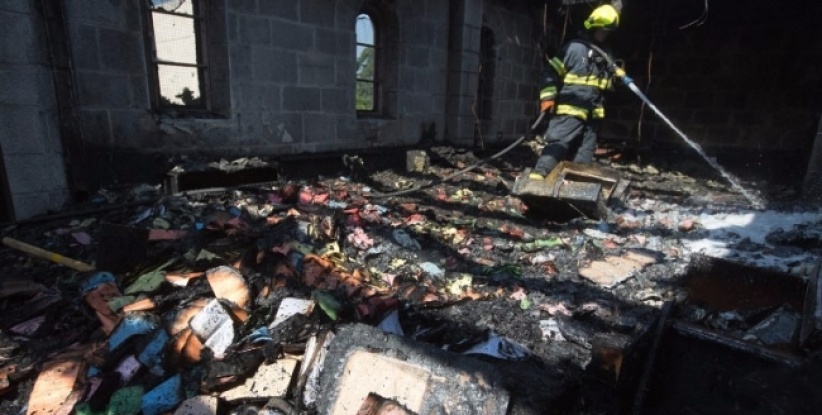 اعتقال مشتبهين بحرق كنيسة (الخبز والسمك)