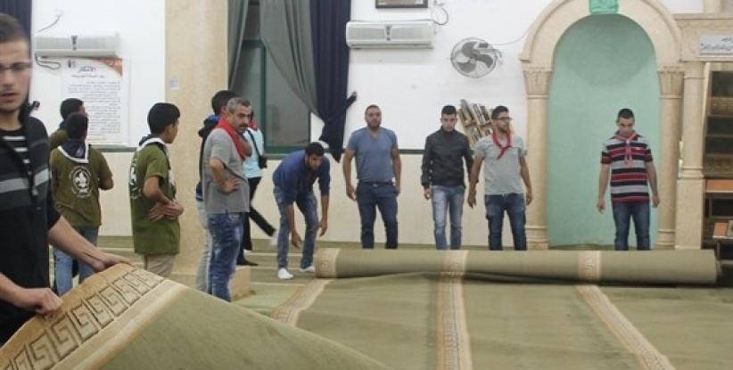 المجموعات الكشفية في بيت لحم تشارك بعمل تطوعي في مسجد عمر