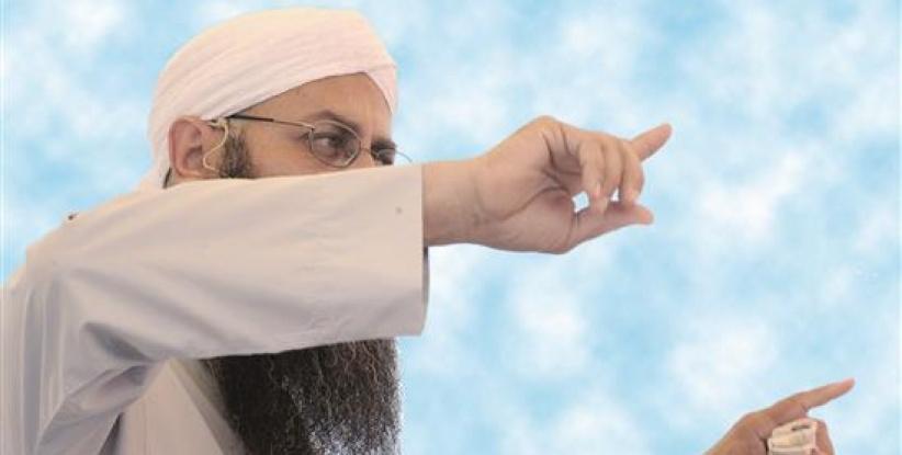 الشيخ أحمد الأسير يسرح ويمرح في صيدا.. حليق الذقن وطويل الشعر