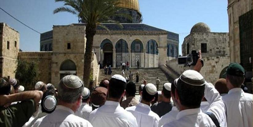 مستوطنون يقتحمون الاقصى ودعوات لاقتحامات واسعة غدا