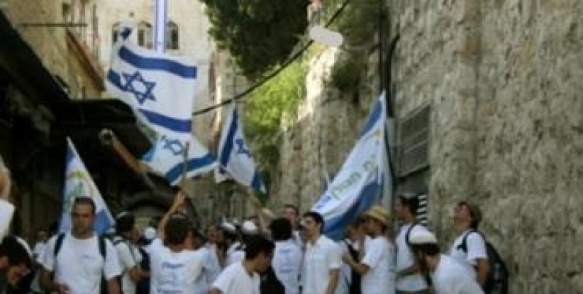 مستوطنون يتظاهرون ضد الفلسطينيين بالخليل