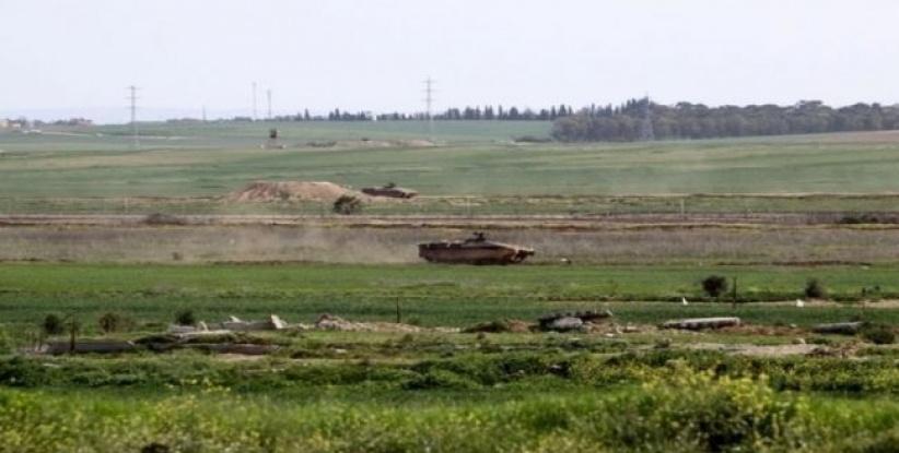 الاحتلال يقيم سواتر ترابية ويستهدف المزارعين شرق خان يونس