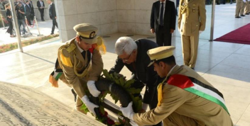 الرئيس يضع إكليلاً من الزهور على ضريح الشهيد ياسر عرفات