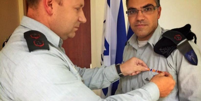 جيش الاحتلال يمنح الناطق باسمه وسام 