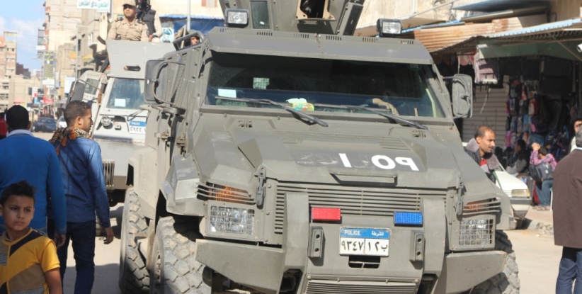 اصابة 21 شرطيا مصريا إثر انفجار عبوة ناسفة بالعريش