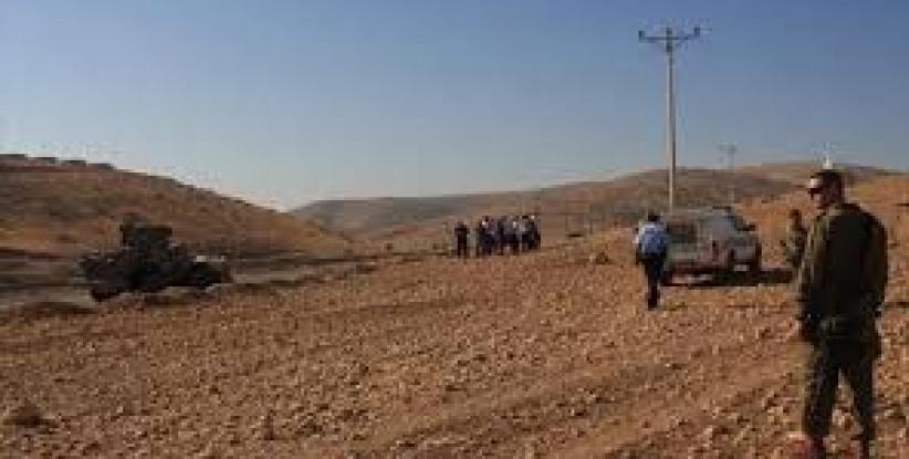 الاحتلال يجرف أراضٍ ويخطر بهدم منزل وبئر مياه في الخليل