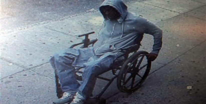 لص على كرسي متحرك يسرق بنكا ويهرب