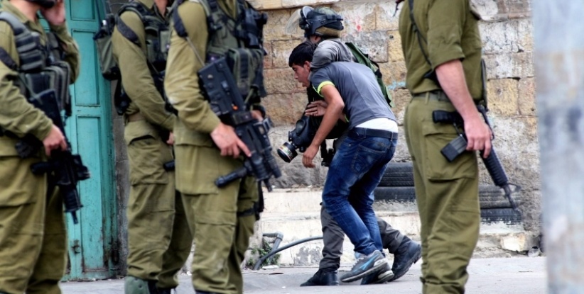 الاحتلال يعتقل مواطنين من الخليل ودير سامت