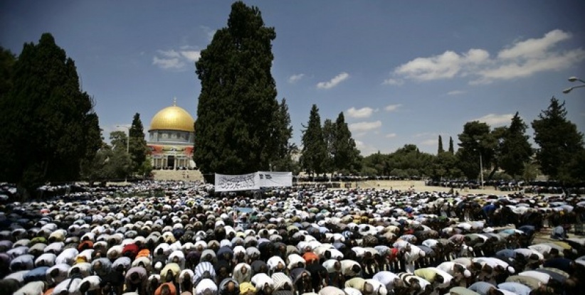 220 الفاً يؤدون صلاة العيد في الاقصى