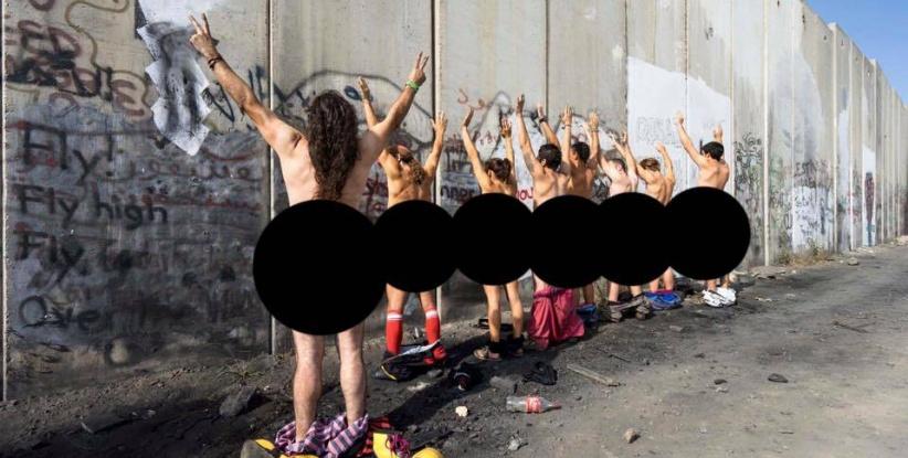 بالصور : نشطاء اجانب يقومون بالتعري امام جدار الفصل العنصري تضامنا مع الشعب الفلسطيني !