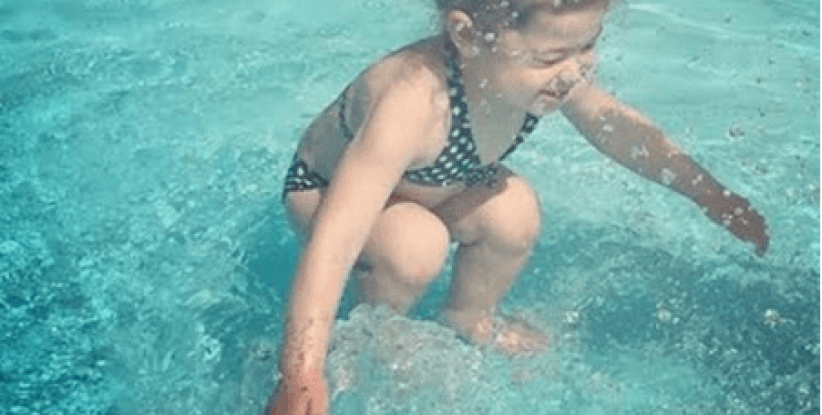 السر خلف صورة لطفلة حيرة أكثر من ” 2.4 ” مليون شخص في العالم