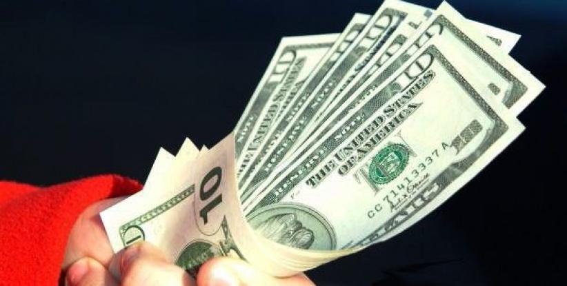 الدولار يعود للهبوط