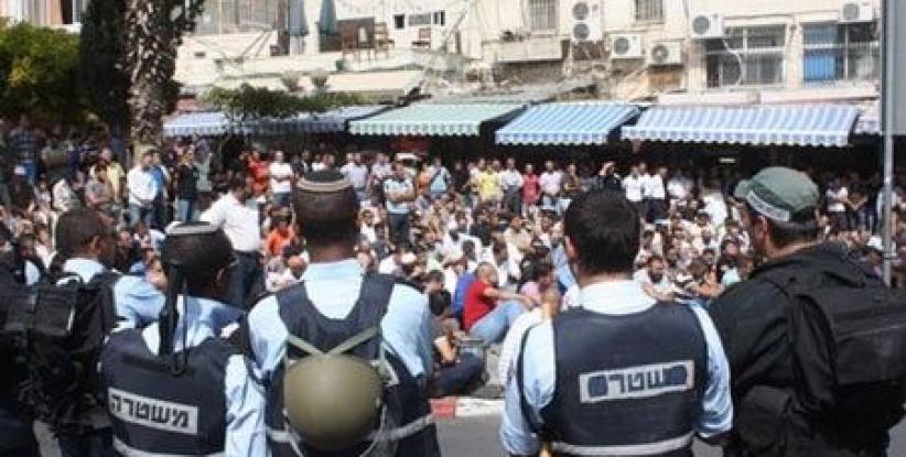 المواطنون يتحدّون إجراءات الاحتلال ويعتصمون في أقرب نقطة للأقصى