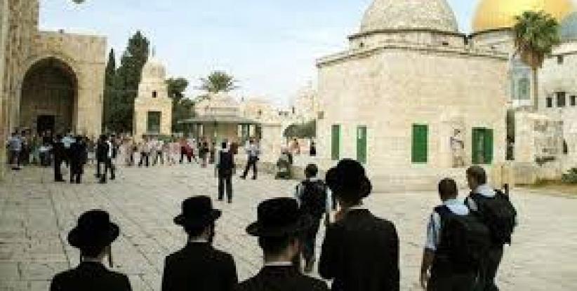 مستوطنون متطرفون يقتحمون المسجد الأقصى المبارك