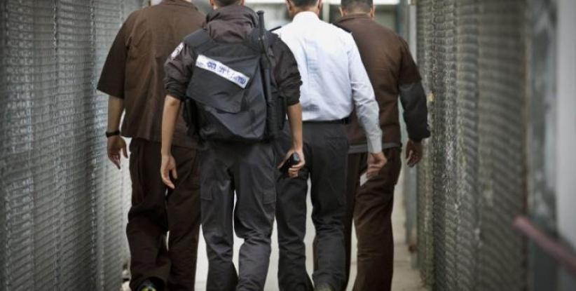 الاحتلال ينقل 120 أسيراً من سجن نفحة إلى 