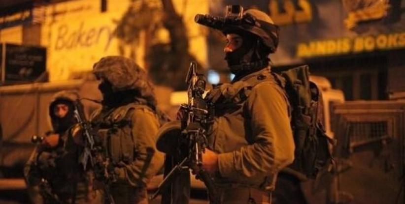 قوات الإحتلال تستولي على شاحنة ومركبة وأموال في جنين