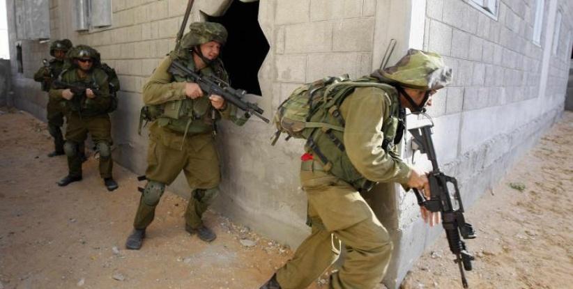 الإحتلال يعتقل مواطناً ونجله بحجة العثور على سلاح