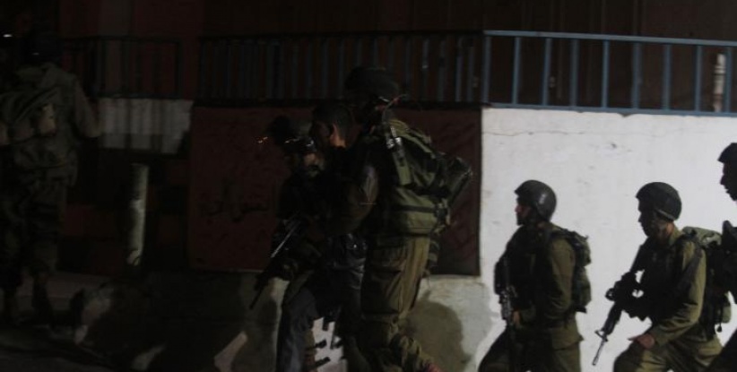 الاحتلال يعتقل مواطناً ويفتش منازل ويستولي على مبلغ مالي في الخليل