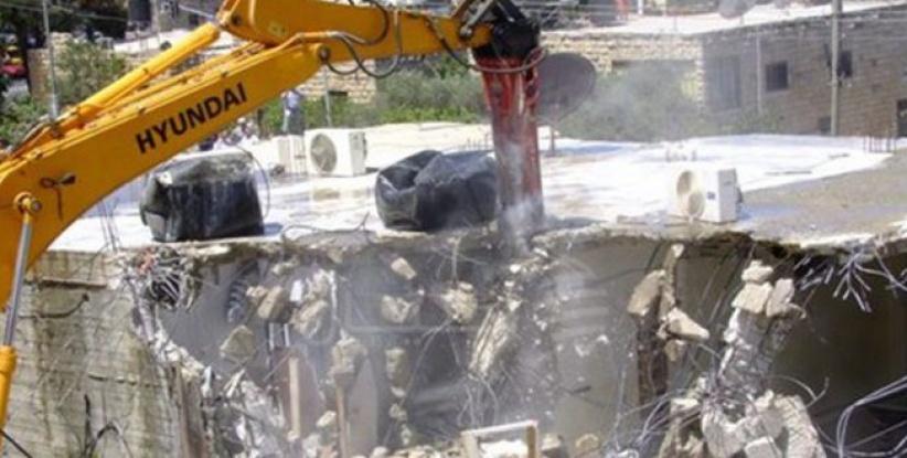 الاحتلال يشرع بهدم مساكن في مسافر يطا جنوب الخليل