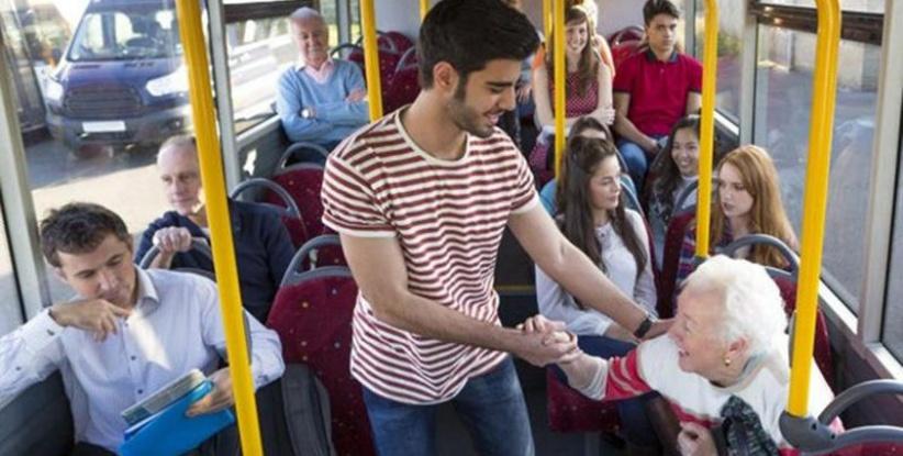 لهذا السبب لا تترك مقعدك لكبار السن في الحافلة