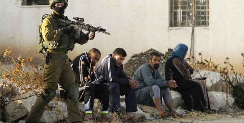 الاحتلال يخطر عائلة متهم بقتل مستوطن بهدم منزلها