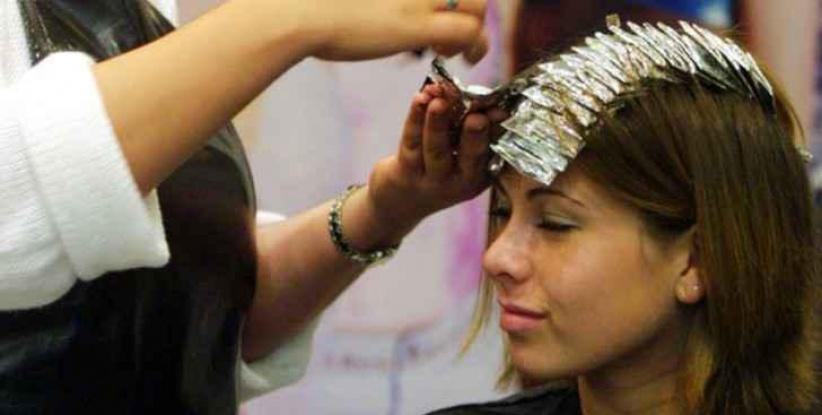 تحذير خطير للنساء مما تسببه صبغة الشعر