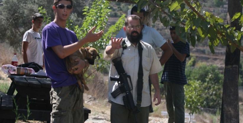 مستوطنون يهاجمون قاطفي الزيتون في دير الحطب شرق نابلس