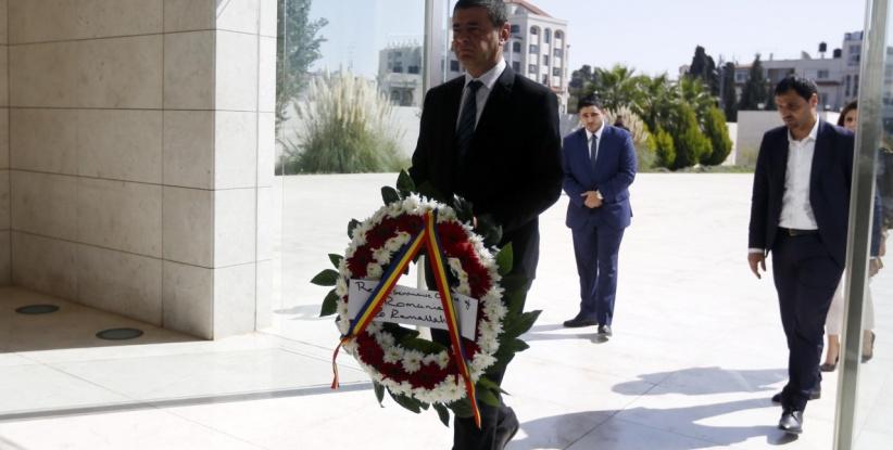 السفير الروماني الجديد يضع اكليلا من الزهور على ضريح القائد الرمز ياسر عرفات.