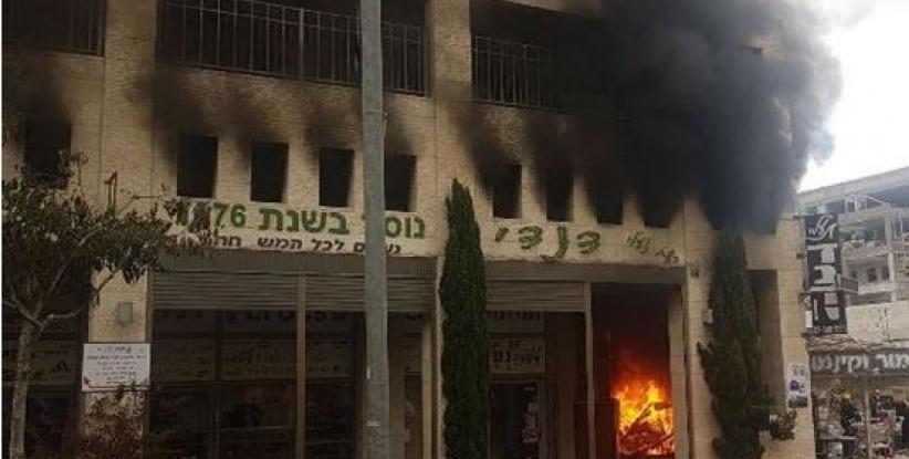 فيديو- حريق كبير بمركز تجاري في مستوطنة 