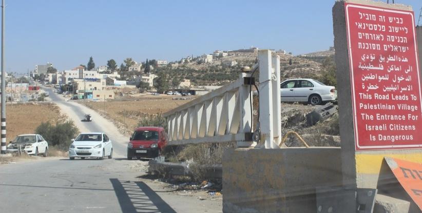 الاحتلال يفتح البوابة العسكرية على مدخل بيت عوا بعد أكثر من شهرين من الإغلاق