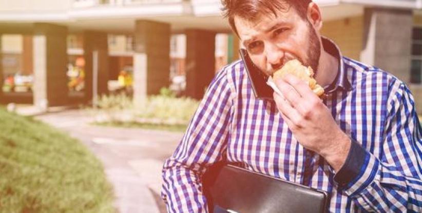 احذر من تناولك للطعام وأنت تمشي