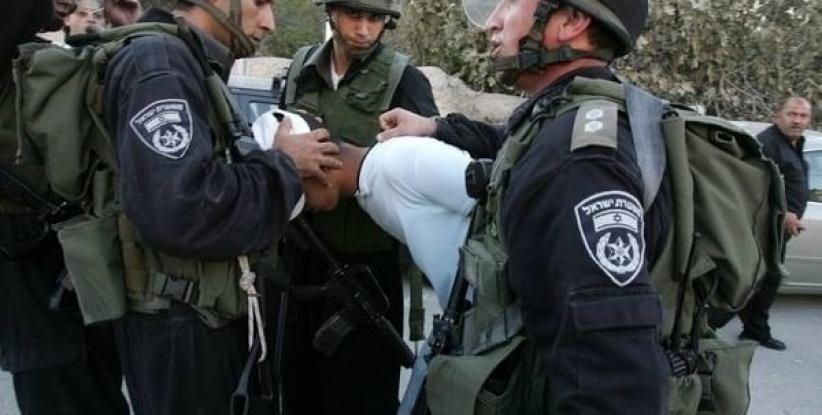 قوات الاحتلال تعتقل طفلا من الخليل وعاملا من مخيم قلنديا