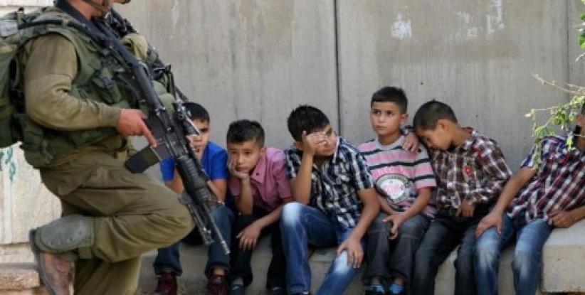 سلطات الاحتلال تعتدي بالضرب على ثلاثة أطفال شرق قلقيلية