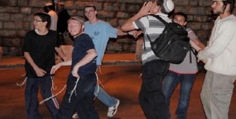 إصابة مواطنين عقب استهداف مستوطنين مركبتهما جنوب نابلس