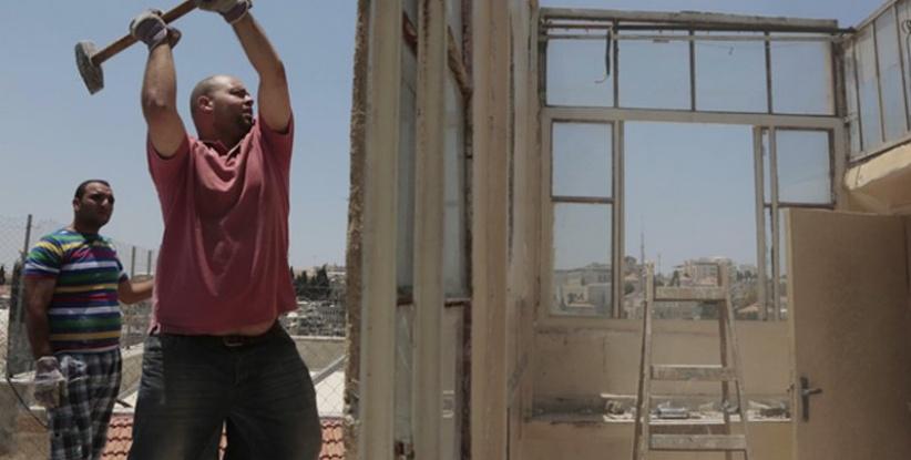 عائلة مقدسية تهدم متجرا لها جنوب الأقصى بضغط من الاحتلال