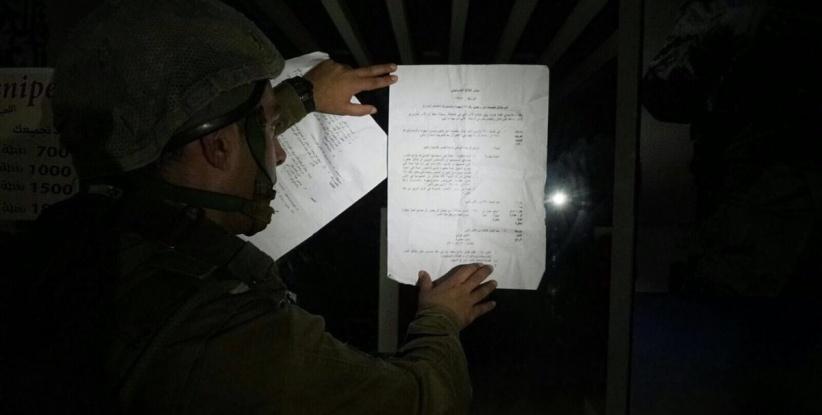 قوات الاحتلال تصادر اسلحة وتستولي على اموال في الضفة