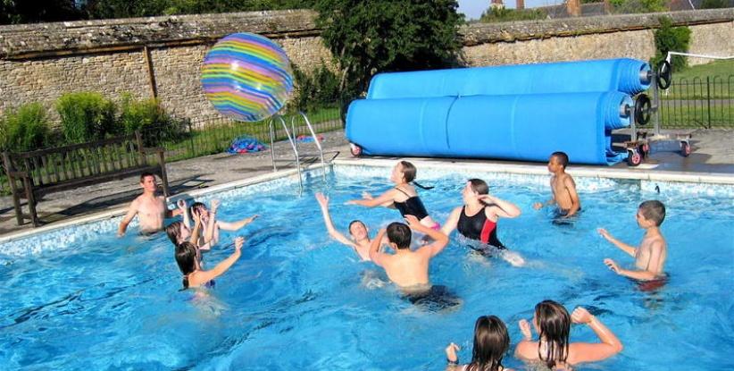 طبيب: مياه حمامات السباحة قد تؤدي إلى الوفاة