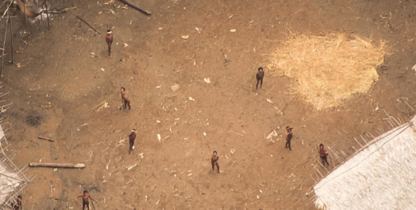 بالصور.. لقطات لا تصدق لقبيلة بدائية تعيش في مجاهل الأمازون