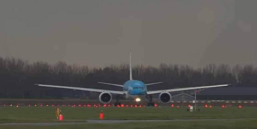 فيديو| البرق يصعق طائرة ركاب خلال إقلاعها